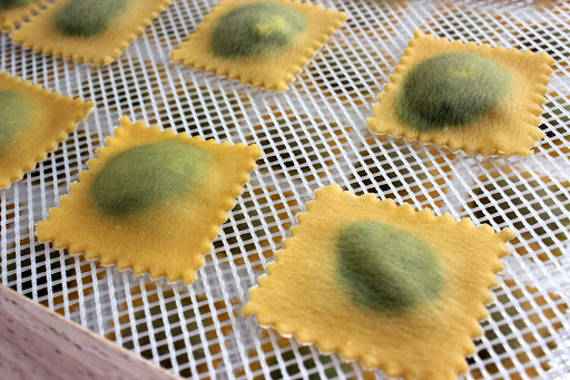 Ravioli mit Erbsen-Kerbel-Füllung und Schinkenmilch-Schaum {das besondere Rezept!} Dazu gibt es viele Bilder von meinem neuen Ravioli-Brett und den Gestellen zum Trocknen von Ravioli und anderer Pasta | Arthurs Tochter kocht. Der Blog für Food, Wine, Travel & Love von Astrid Paul