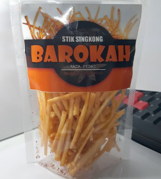 Stik Singkong Pedas Manis begitu menarik adalah perpaduan antara tekstur renyah dan lezat dari stik singkong dengan kombinasi rasa pedas dan manis yang memukau. Singkong yang diiris tipis dan digoreng hingga kecokelatan memberikan tekstur yang renyah di luar dan lembut di dalam. Ketika disajikan dengan saus pedas manis yang menggigit, setiap gigitan akan memberikan sensasi rasa yang menggugah selera.