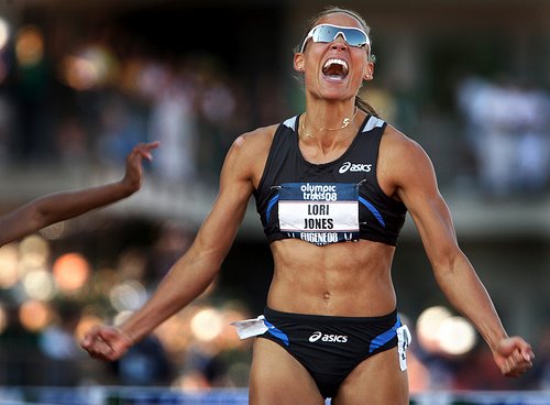 Lolo Jones celebrates her win in the 100 meter hurdles on day 8 of the Olympic Trials at Hayward Field, July 5, 2008 foto