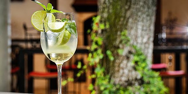 Τα καλύτερα μπαράκια για cocktails σε αυλές και κήπους