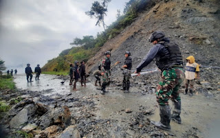 Yonif Raider 301/PKS, Atasi Timbunan Longsor Yang Terjadi Di Puncak Jaya Papua