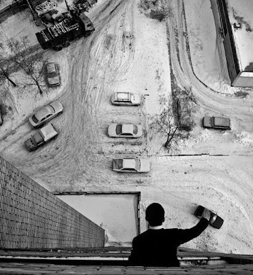 foto blanco y negro de un hombre y autos