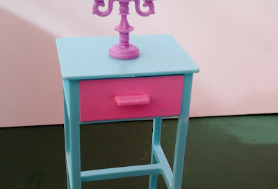 Brinquedo de plástico, móvel para bonecas Barbie, mesa azul pequena com gaveta rosa + um castiçal  R$ 25,00