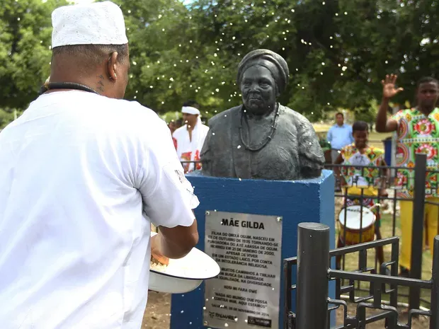 Busto de Mãe Gilda é reinaugurado após ser alvo de vandalismo em Salvador (Foto: Elói Corrêa/GOVBA)