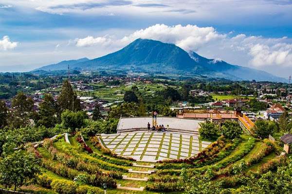 SAFAHAD - Menikmati liburan di kawasan pergunungan merupakan pilihan yang tepat. Sejuknya udara gunung dan keindahan panorama dari ketinggian merupakan sarana refreshing terbaik yang bisa ditemukan di sana.