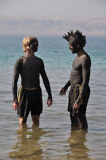 doi tipi care s-au dat cu namol in Marea Moartă - imagine preluată de pe pixabay.com