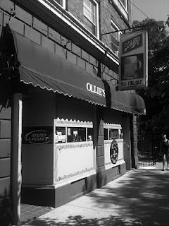 Ollie's Bar in chicago Edgewater neighborhood 