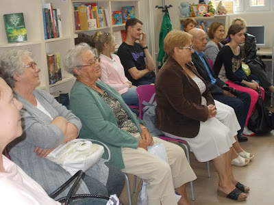 Mieszkańcy Bocianowa w Bydgoszczy na wernisażu Emilli Waszak w bibliotece przy Pomorskiej