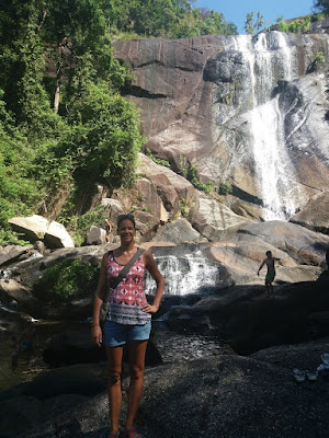 Foto van Ellis bij de seven well waterfall op Langkawi Island