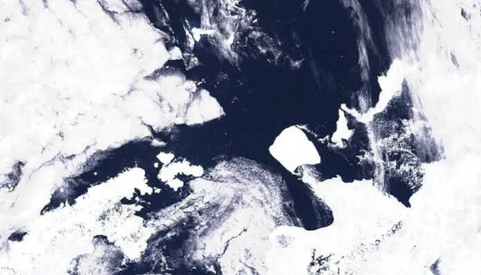O maior iceberg do mundo começa a se mover pela primeira vez em décadas na Antártica.
