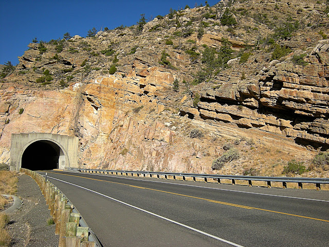 Cody Wyoming geology travel field trip folding anticline great unconformity Heart Mountain detachment Yellowstone Absaroka volcanic copyright RocDocTravel.com