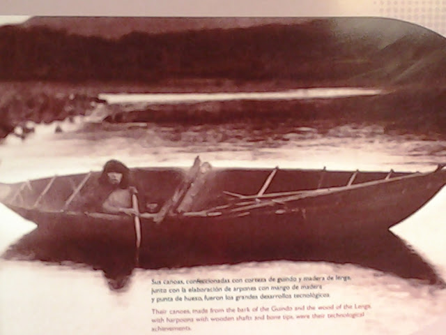 Indigeni Yamana su canoa