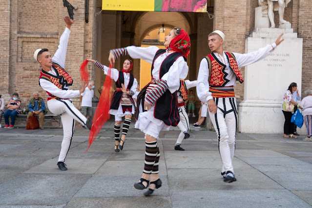 Giovani albanesi ballano in piazza "Garibaldi" a Parma
