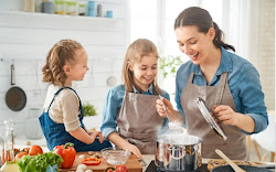 Cara Menghangatkan Makanan Anak yang Benar Agar Nutrisi Tidak Hilang