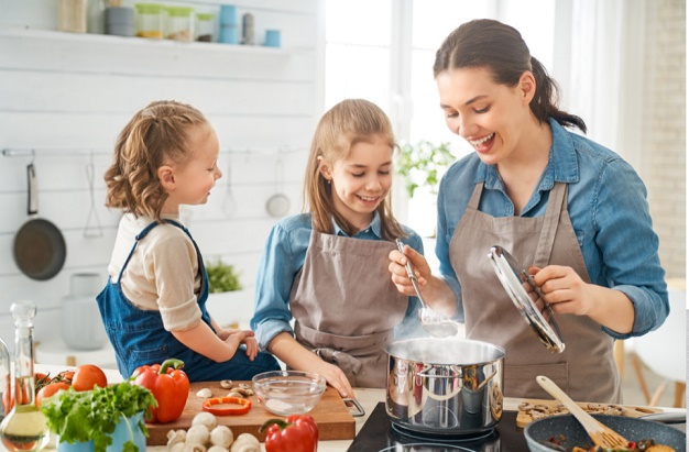 menghangatkan makanan anak