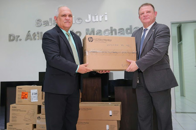 P﻿residente do TJ entrega computadores ao Fórum de Pão de Açúcar