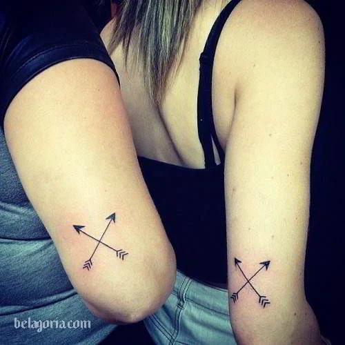 Un tatuaje de flechas cruzadas