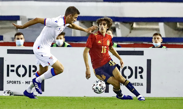 Bryan Gil, que fue el mejor jugador sobre el campo, intenta desbordar a un jugador feroés. SELECCIÓN DE ESPAÑA SUB 21 2 SELECCIÓN DE ISLAS FEROE SUB 21 0. 12/11/2020. Campeonato de Europa de Selecciones sub 21, fase de clasificación. Marbella, Málaga, Estadio Municipal Antonio Lorenzo Cuevas.