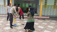 Gotong Royong, Bhabinkamtibmas Polsek Pammana Bersama Warga Bersihkan Masjid
