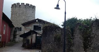 Las murallas y el Torreón de Llanes.