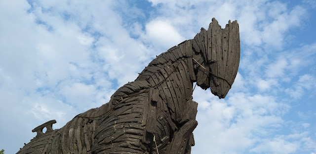se dice que los antiguos griegos se infiltraron en la ciudad de Troya escondiéndose dentro de un enorme caballo de madera