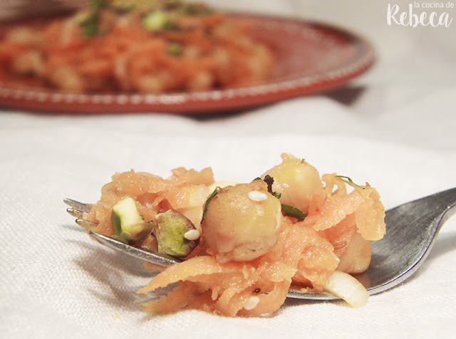 Ensalada de garbanzos especiados, zanahoria y pistachos