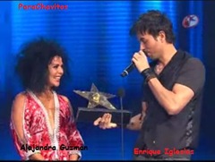 Alejandra Guzman Entregando premio a Enrique Iglesias