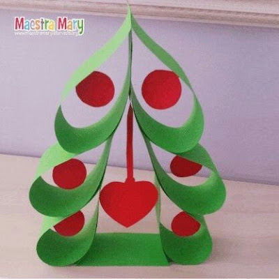 Enfeite natalino em papel em formato de árvore