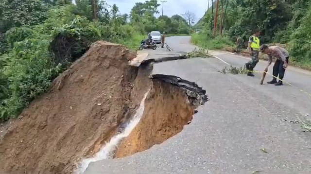 Longsor di Muara Emat Hampir Memutuskan Jalan