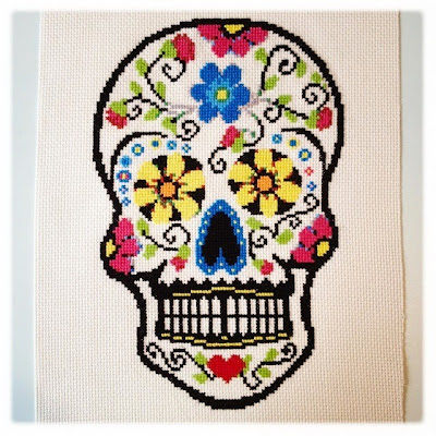 Day of the dead dødningehoved. Korssting broderi. Fra broderibogen Twisted Stitches.