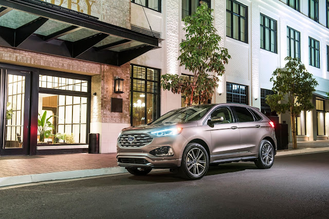 Front 3/4 view of 2019 Ford Edge Titanium Elite