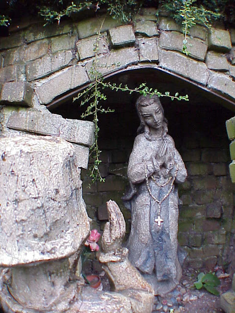 Lourdes Grotto replica, Achterveld (NL), photo by Robert van der Kroft, Sony Mavica Floppy Disk Digital Camera