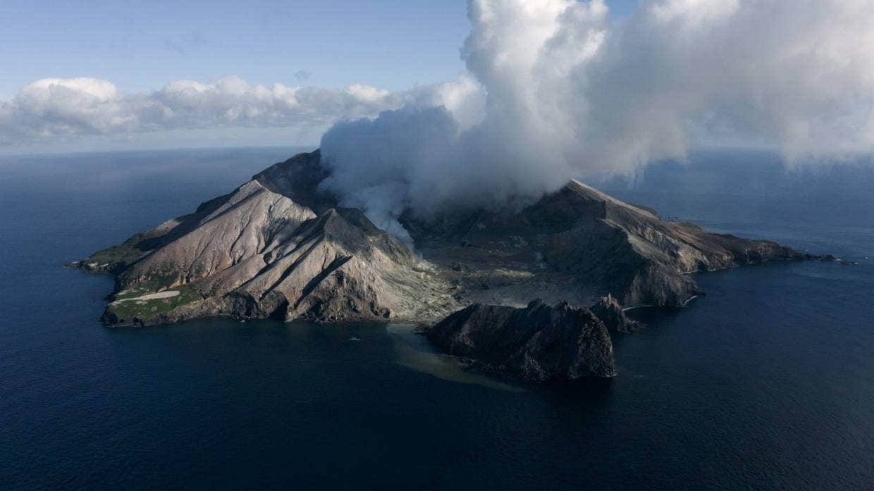 47 người đã ở trên miệng núi lửa khi nó phun trào vào ngày 09/12/2019, sau đó 22 người chết vì bỏng nặng