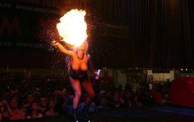 Aksi Telanjang Si Gadis Penari Api !!
