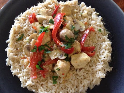 Peito de frango com pimentos, cogumelos e um "cheirinho" a caril