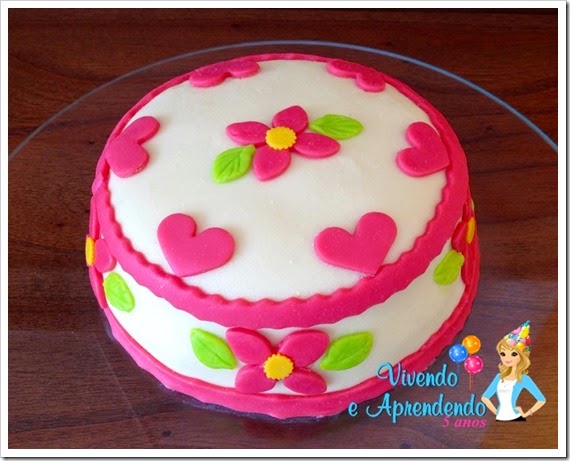 Bolo decorado com pasta de leite em pó Bolo decorado com pasta de leite em pó1