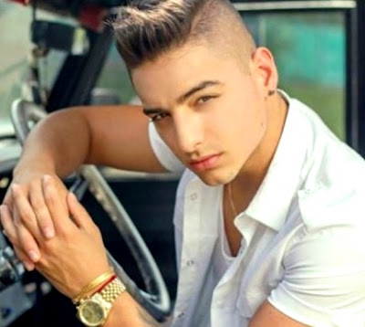 Foto de Maluma en su auto