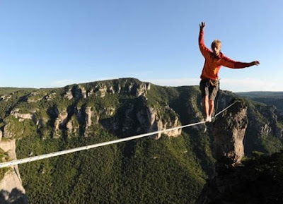 olahraga ekstrim slackline di tebing tinggi