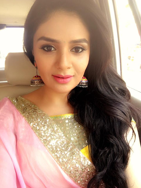 sreemukhi hot in saree