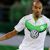 Rumo ao Schalke, Naldo se despede do Wolfsburg com taça em amistoso contra PSV