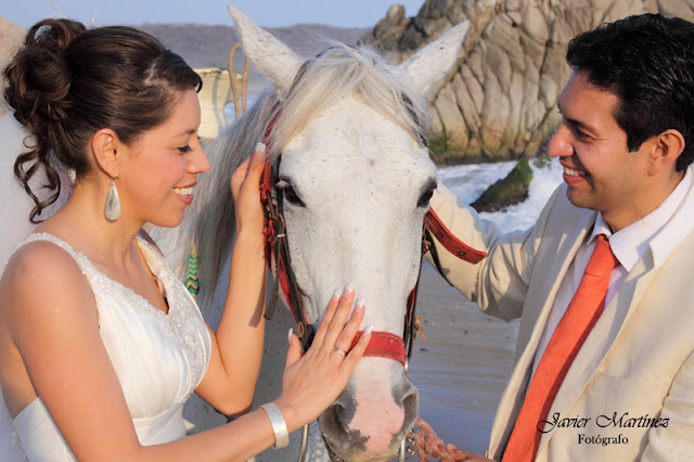 Boda en playa, Trash The Dress con caballos, Bodas Huatulco, Beach Wedding.