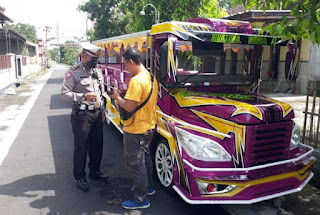 Polisi Sukoharjo Edukasi Pemilik dan Sopir Kereta Kelinci Agar Tidak Beroperasi di Jalan Raya_