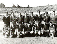 C. F. BARCELONA - Barcelona, España - Temporada 1956-57 - Ramallets, Olivella, Brugué, Domingo Balmanya (entrenador), Segarra, Gensana, Vergés, Estrems (portero suplente); Claudio (utillero), Basora, Villaverde, Eulogio Martínez, Kubala, Sampedro y Ángel Mur (masajista) - C. F. BARCELONA 1 (Sampedro) R. C. D. ESPAÑOL DE BARCELONA 0 - 16/06/1957 - Copa del Generalísimo, final - Barcelona, estadio de Montjuich - El Barcelona ganó su décimotercer título de Copa