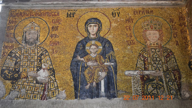  foto do mosaico A Virgem com o Menino na igreja de Santa Sophia em Istambul   