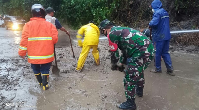 Akses Jalan Sempat Tertutup Akibat Longsor, TNI Bantu Bersihkan Material yang menutupi Badan Jalan