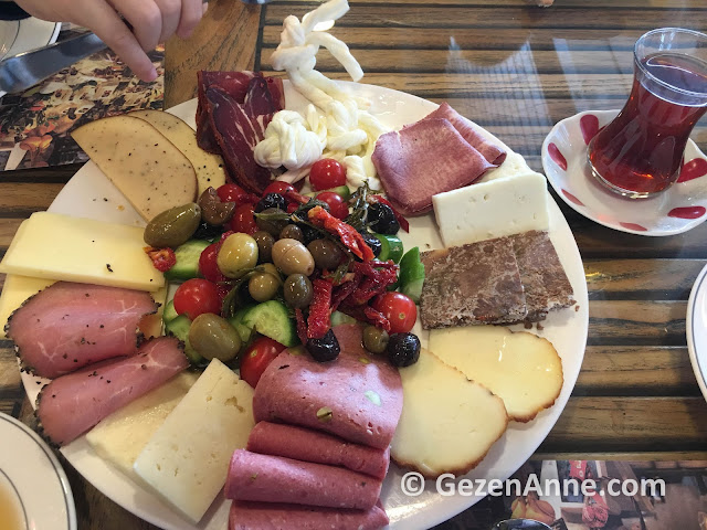 Namlı Gurme Karaköy'de bol şarküterili bir kahvaltı, İstanbul