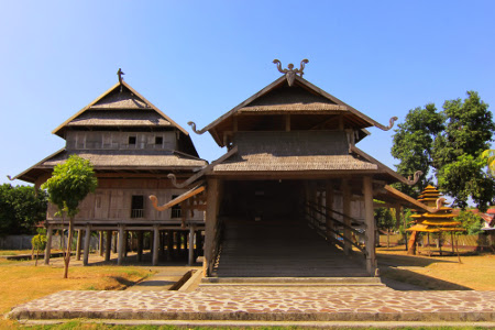 Rumah Adat NTB dalam loka samawa