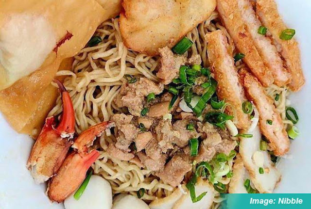 Siapapun yang pernah menginjakan kaki di Kalimantan Barat pasti terkenang dengan kulinernya. Ya, Kalimantan Barat memiliki kekayaan makanan khasnya yang paling terkenal enak. Mana yang paling kamu suka ?