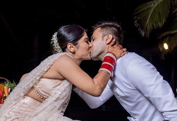 The 30-year-old actress became romantic with the groom in marriage, hugged in front of guests, trolled