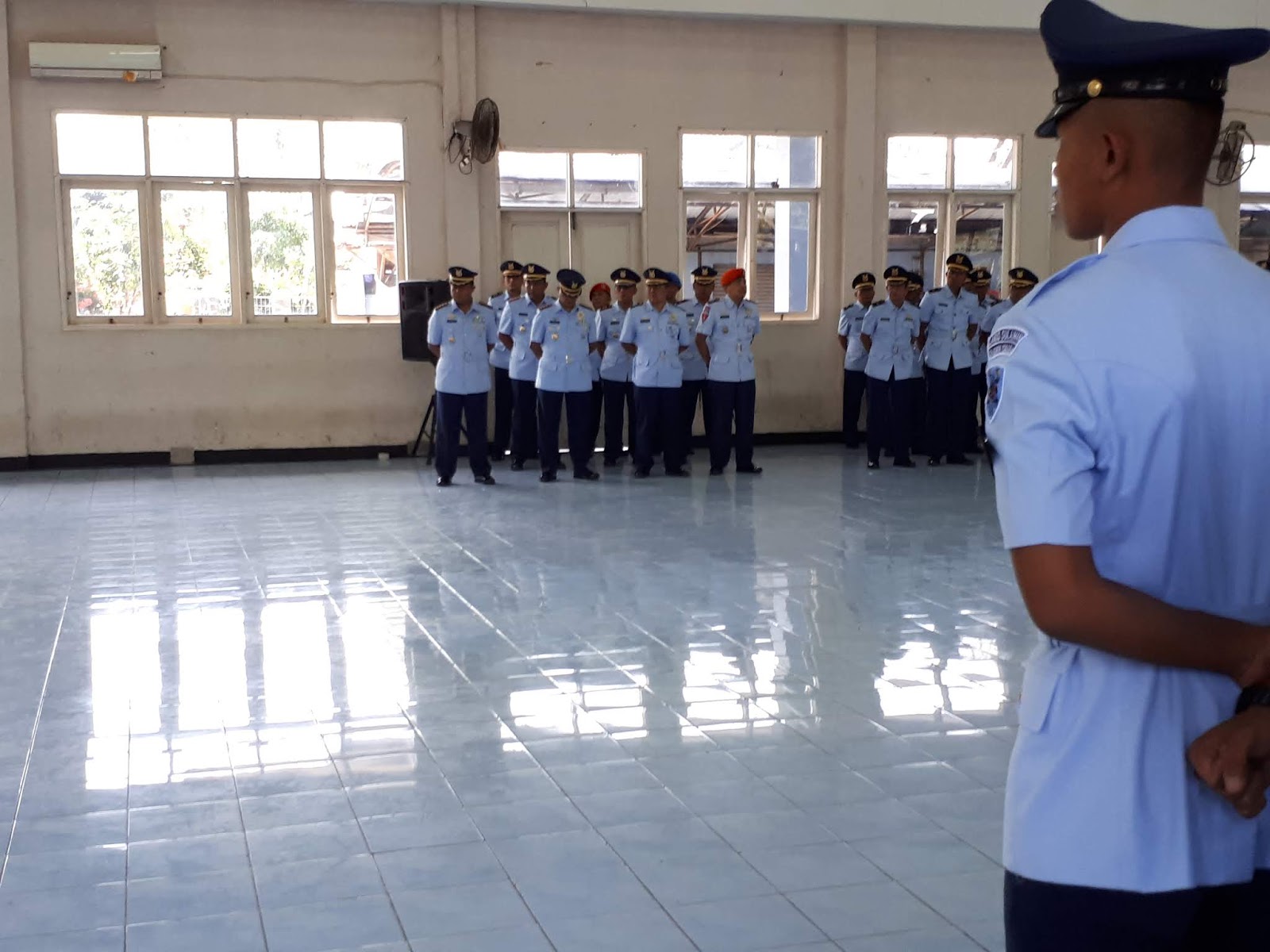 Tampil sebagai siswa terbaik pada pendidikan SBITL Angkatan ke 32 Serka sumanto dan Serka Boby Dwi Septiaji mantan siswa Kursus Teknik Radio UHF AN ARC 159